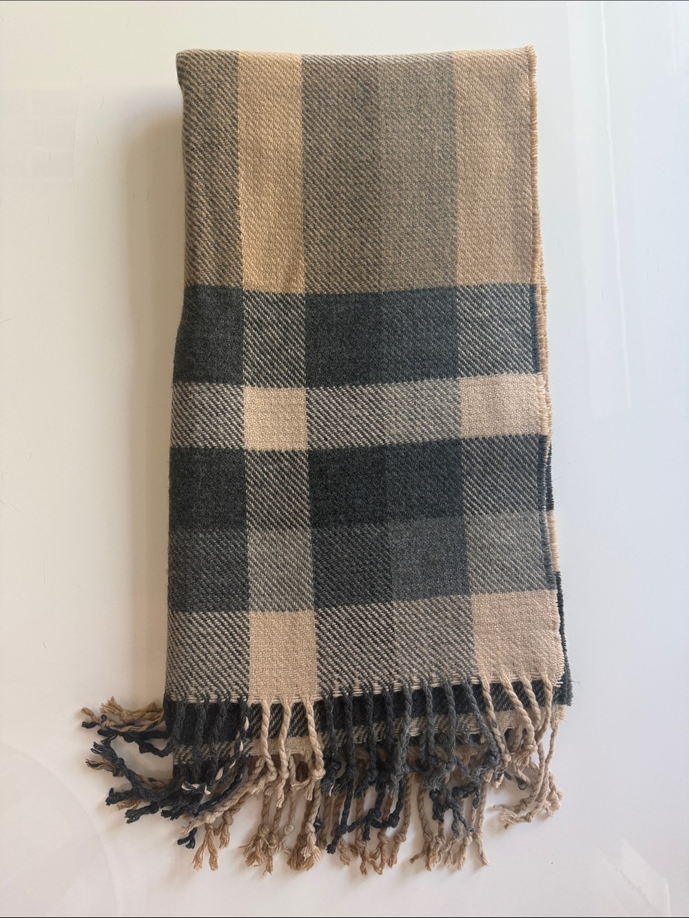 Abercrombie & Fitch Pamina scarf Cozy Plaid in Beige and Gray